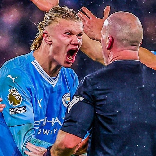 球员倒地后仍把球传出去，太拼