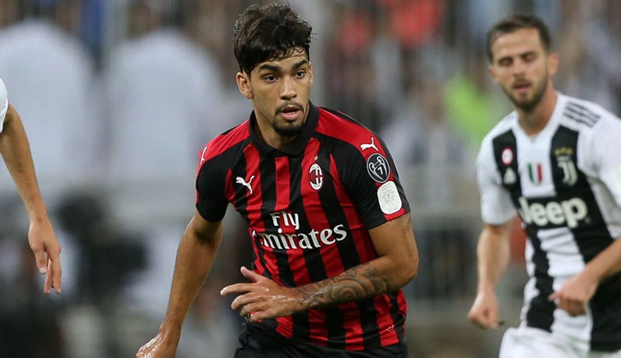 尴尬，一英格兰球迷在阿尔巴尼亚主场被旋转闸门卡住