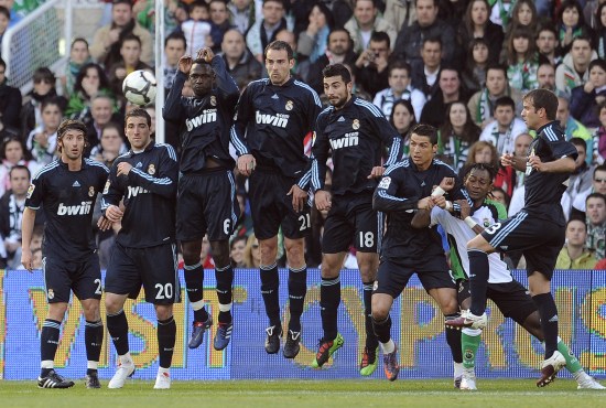 国际米兰vs利物浦全场数据：射门数6-8，控球率五五开