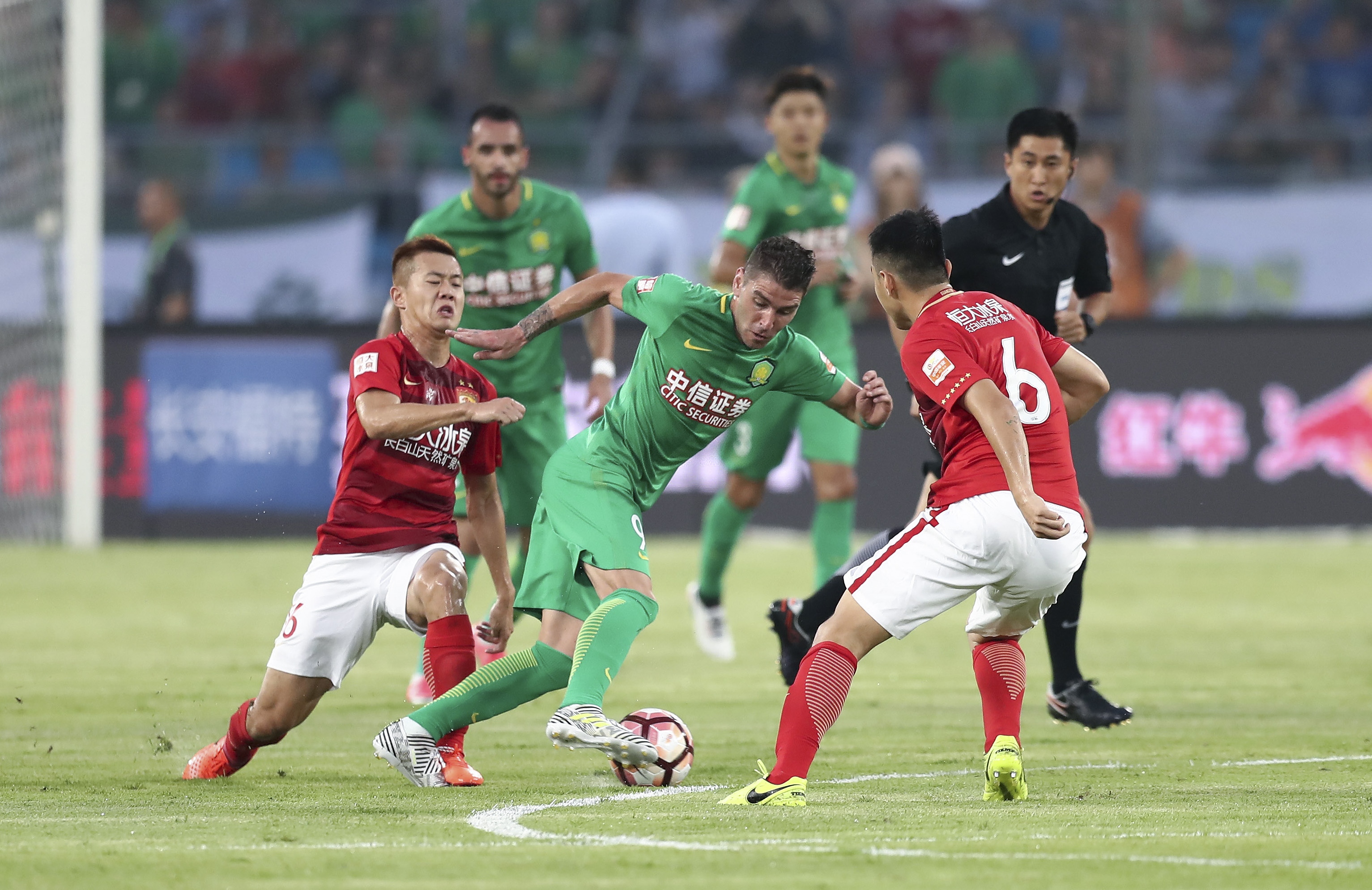 记者：尤文正努力与巴黎就穆阿尼达成协议，热刺也在争夺他